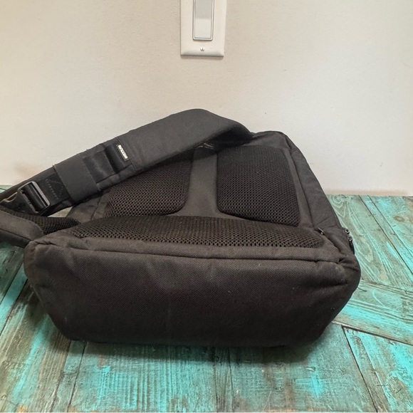Incase Icon Laptop EDC Sling Bag Travel - Picture 9 of 13